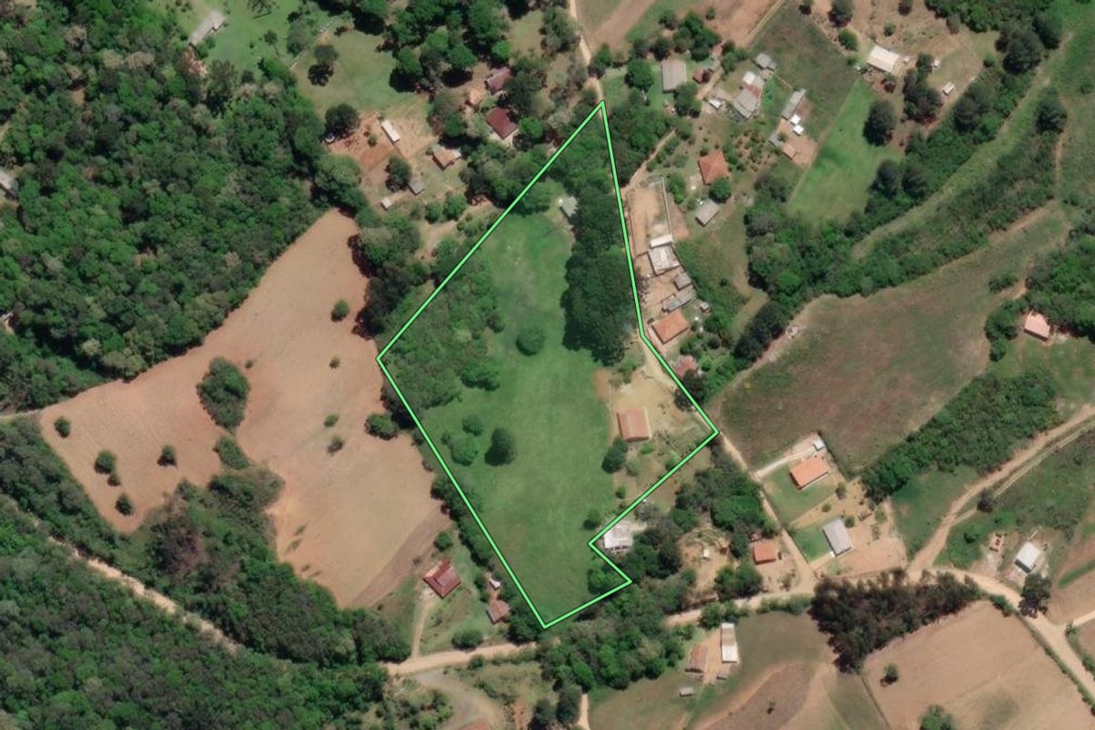 Imagem de satélite do imóvel rural em Mandirituba (PR), com o contorno declarado no CAR desenhado por cima.