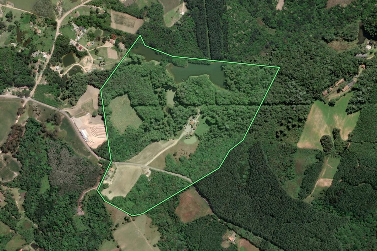 Imagem de satélite do imóvel rural em Mandirituba (PR), com o contorno declarado no CAR desenhado por cima.