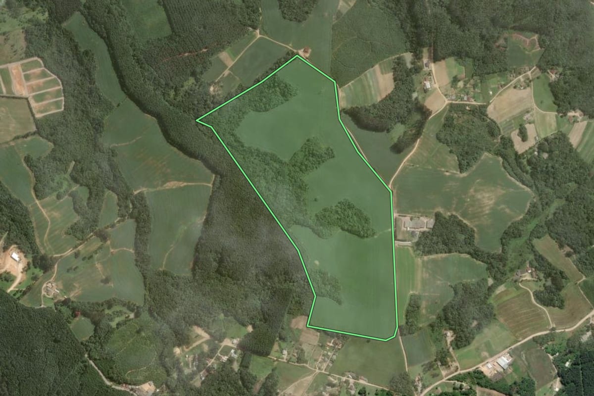 Imagem de satélite do imóvel rural em Mandirituba (PR), com o contorno declarado no CAR desenhado por cima.