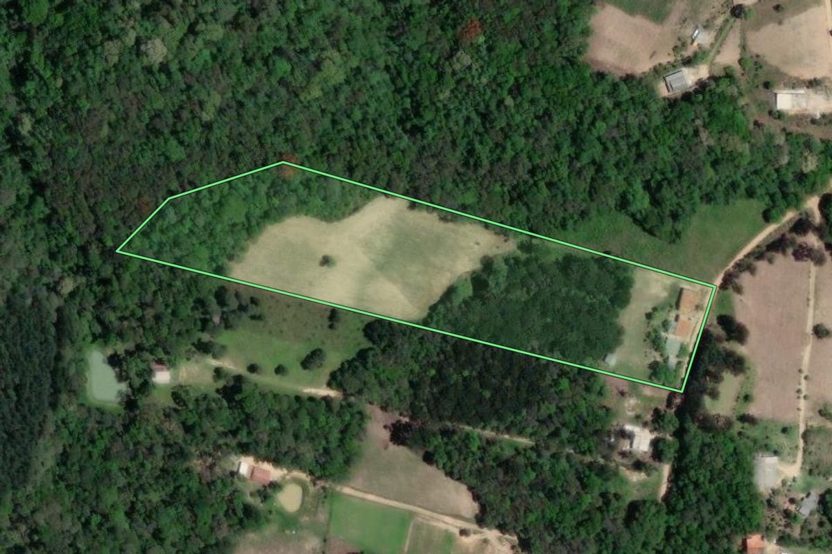 Imagem de satélite do imóvel rural em Mandirituba (PR), com o contorno declarado no CAR desenhado por cima.