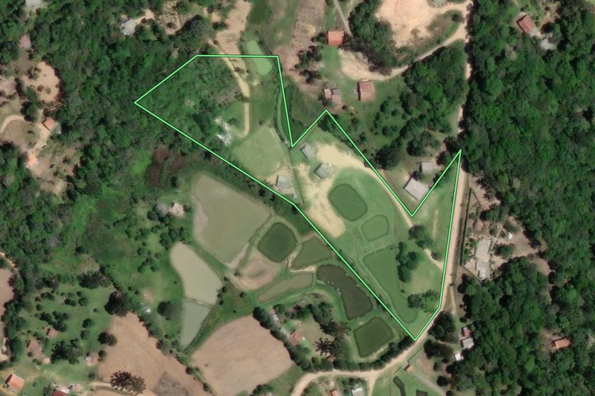 Imagem de satélite do imóvel rural em Mandirituba (PR), com o contorno declarado no CAR desenhado por cima.