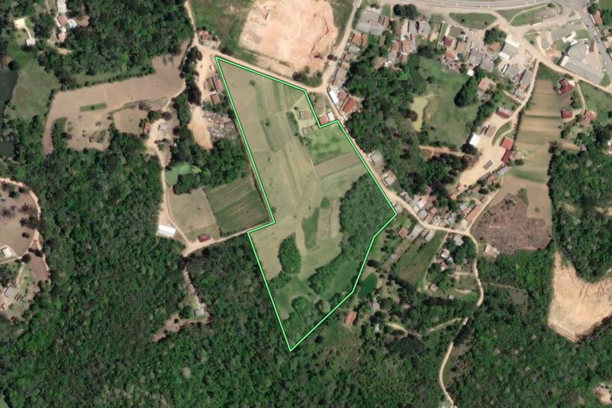 Imagem de satélite do imóvel rural em Mandirituba (PR), com o contorno declarado no CAR desenhado por cima.
