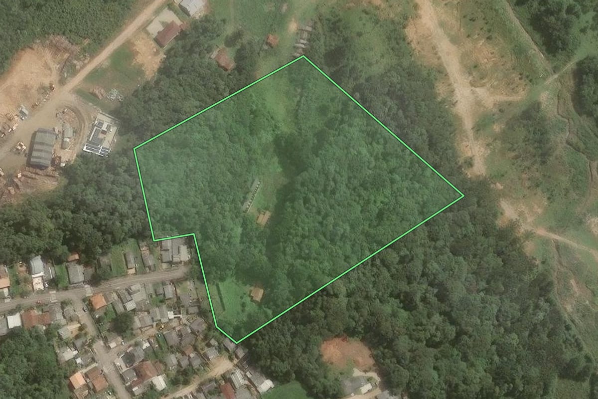 Imagem de satélite do imóvel rural em Mandirituba (PR), com o contorno declarado no CAR desenhado por cima.