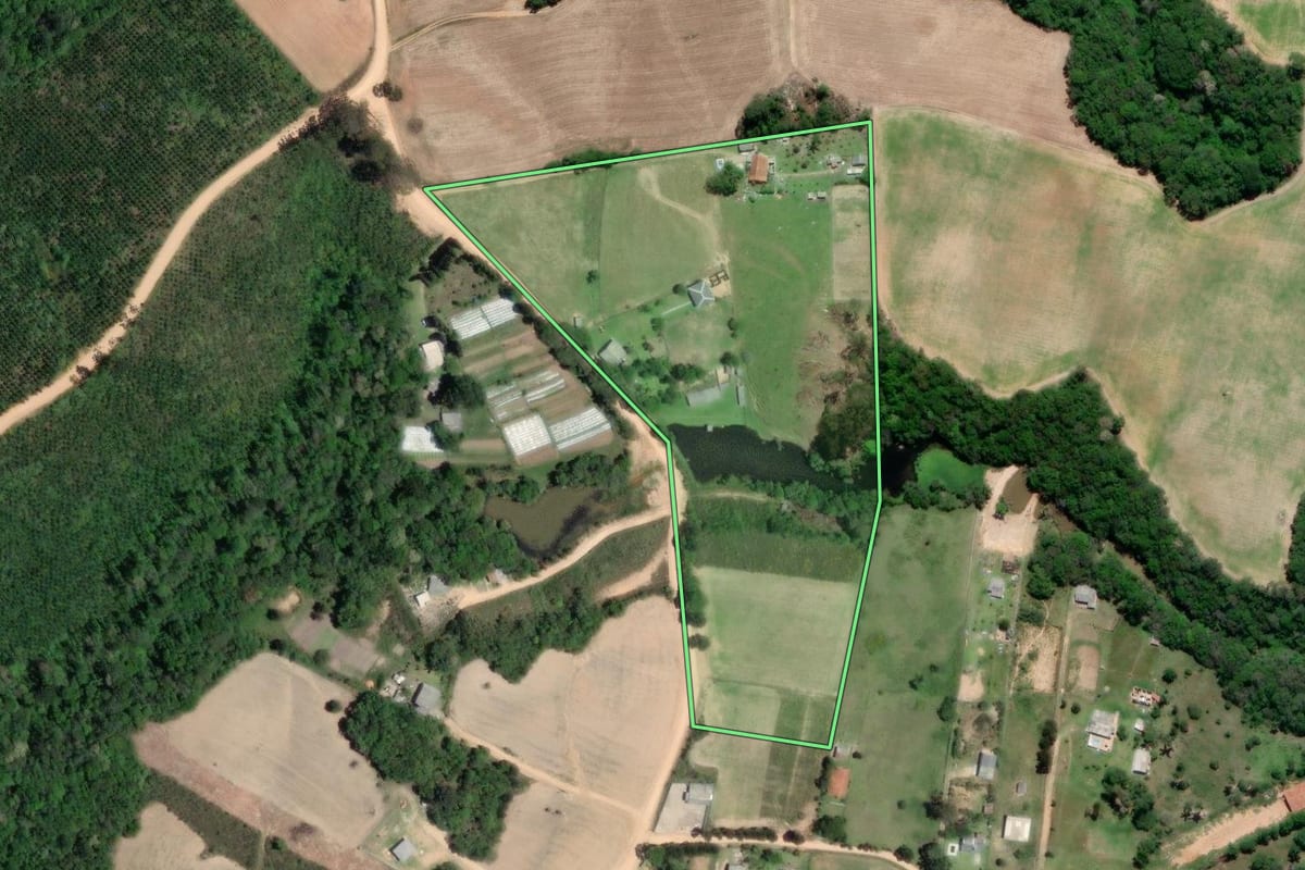 Imagem de satélite do imóvel rural em Mandirituba (PR), com o contorno declarado no CAR desenhado por cima.