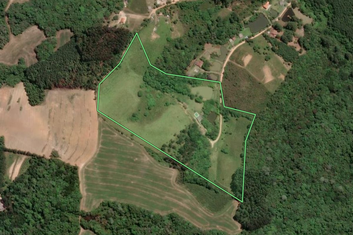 Imagem de satélite do imóvel rural em Mandirituba (PR), com o contorno declarado no CAR desenhado por cima.