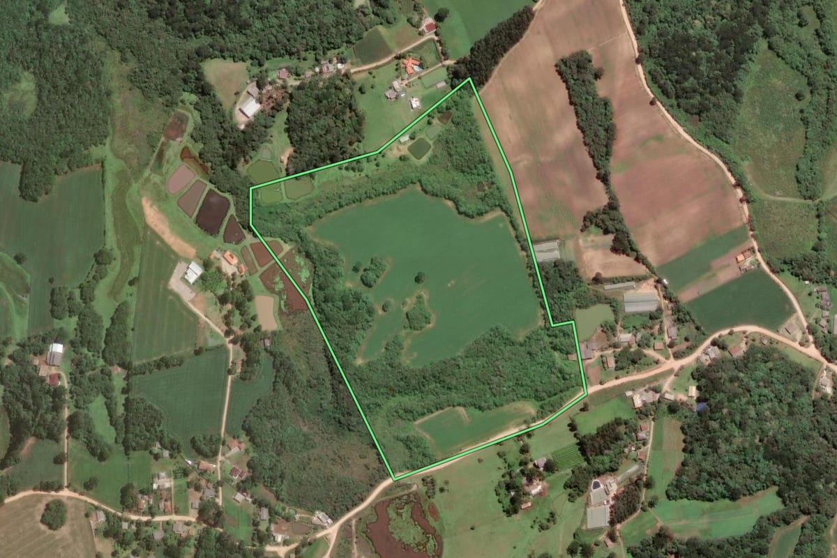 Imagem de satélite do imóvel rural em Mandirituba (PR), com o contorno declarado no CAR desenhado por cima.