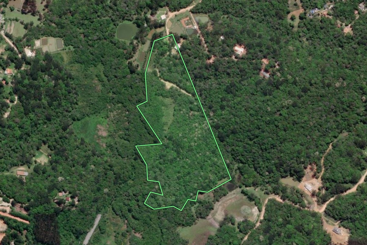 Imagem de satélite do imóvel rural em Mandirituba (PR), com o contorno declarado no CAR desenhado por cima.