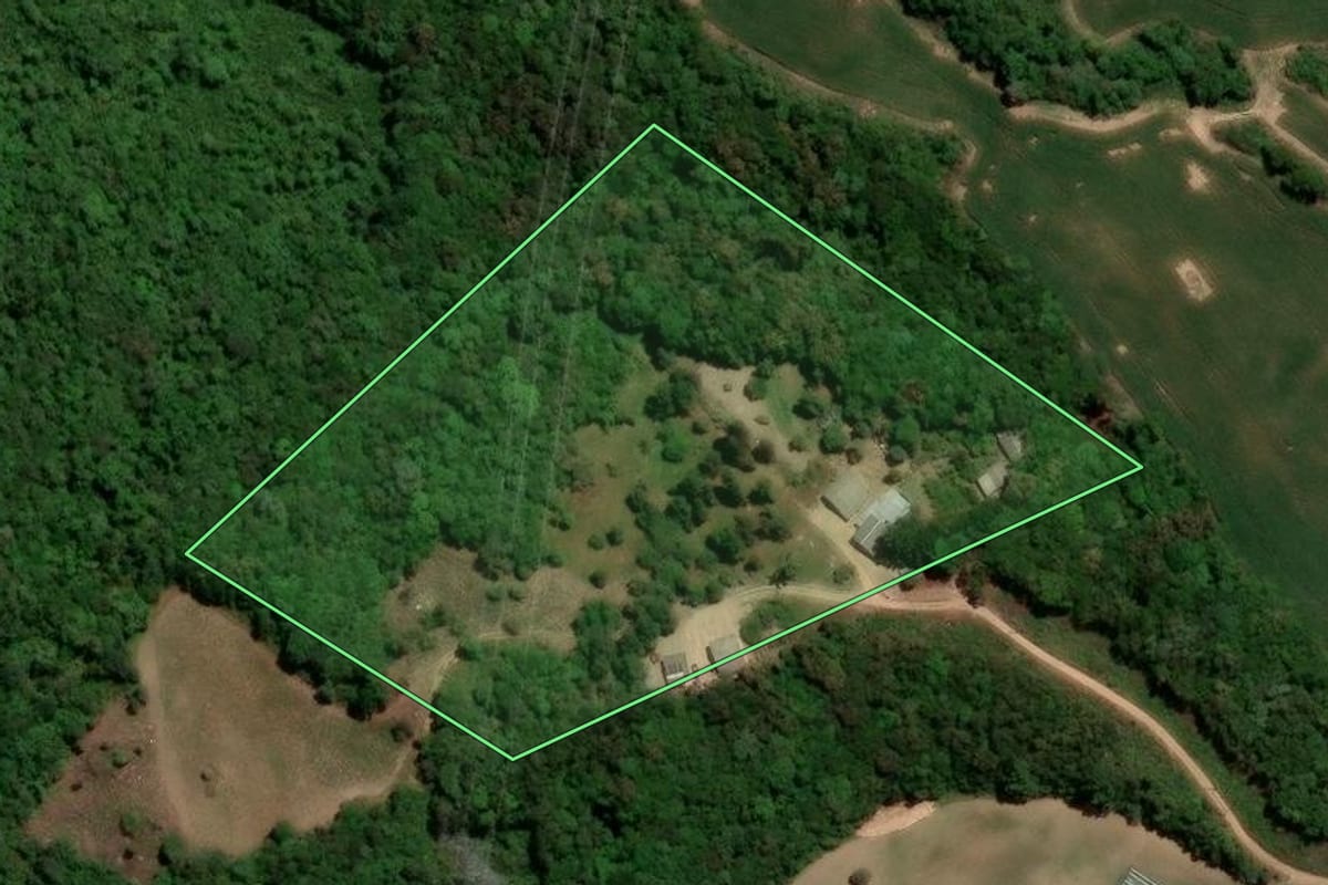 Imagem de satélite do imóvel rural em Mandirituba (PR), com o contorno declarado no CAR desenhado por cima.
