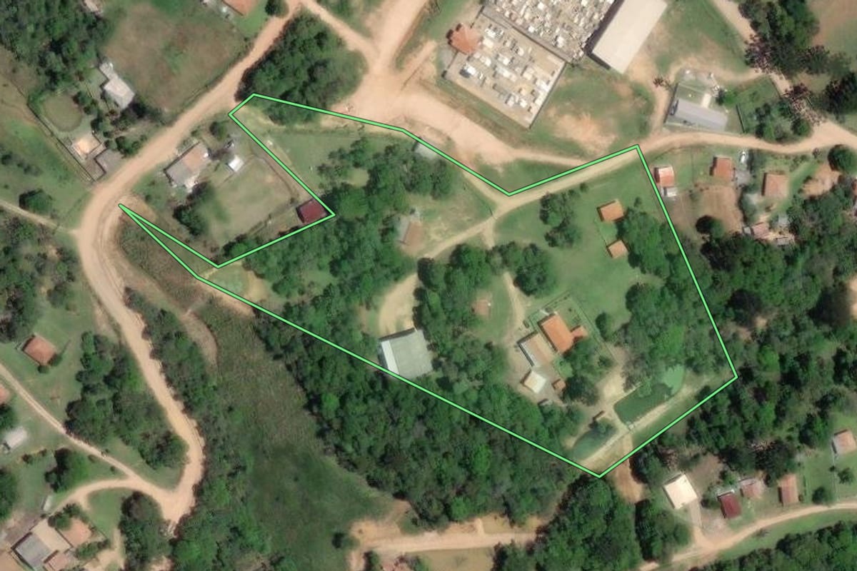 Imagem de satélite do imóvel rural em Mandirituba (PR), com o contorno declarado no CAR desenhado por cima.