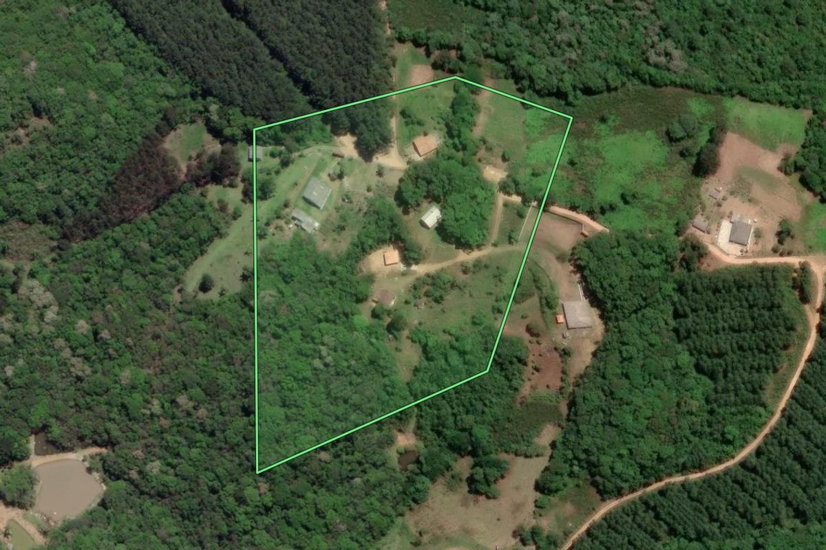 Imagem de satélite do imóvel rural em Mandirituba (PR), com o contorno declarado no CAR desenhado por cima.