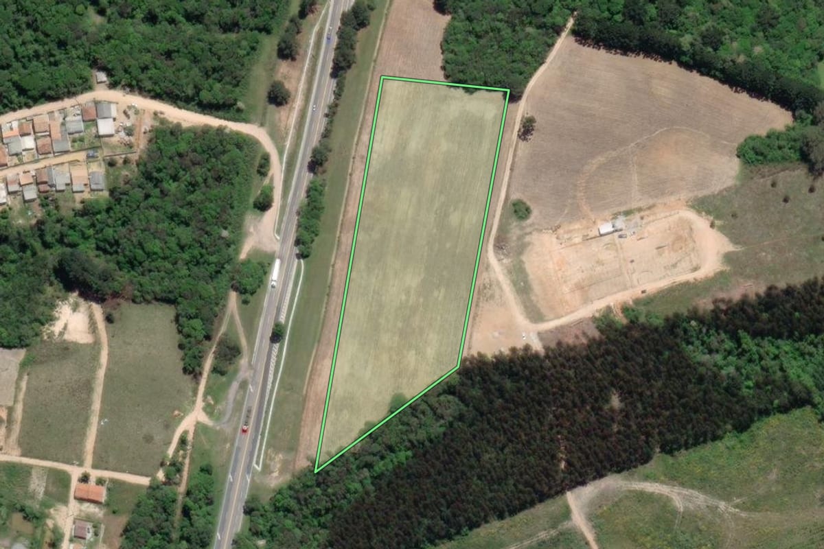 Imagem de satélite do imóvel rural em Mandirituba (PR), com o contorno declarado no CAR desenhado por cima.
