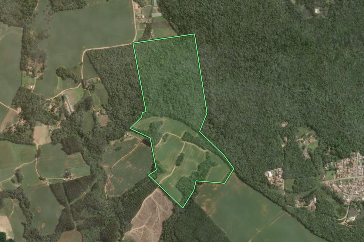 Imagem de satélite do imóvel rural em Mandirituba (PR), com o contorno declarado no CAR desenhado por cima.