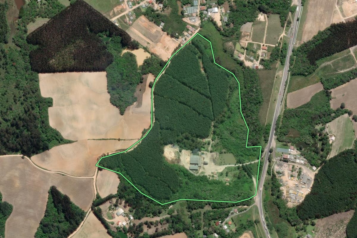 Imagem de satélite do imóvel rural em Mandirituba (PR), com o contorno declarado no CAR desenhado por cima.