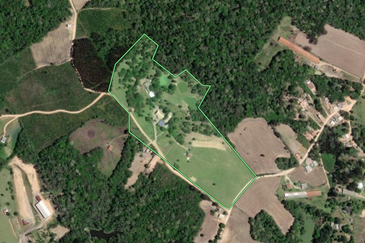 Imagem de satélite do imóvel rural em Mandirituba (PR), com o contorno declarado no CAR desenhado por cima.