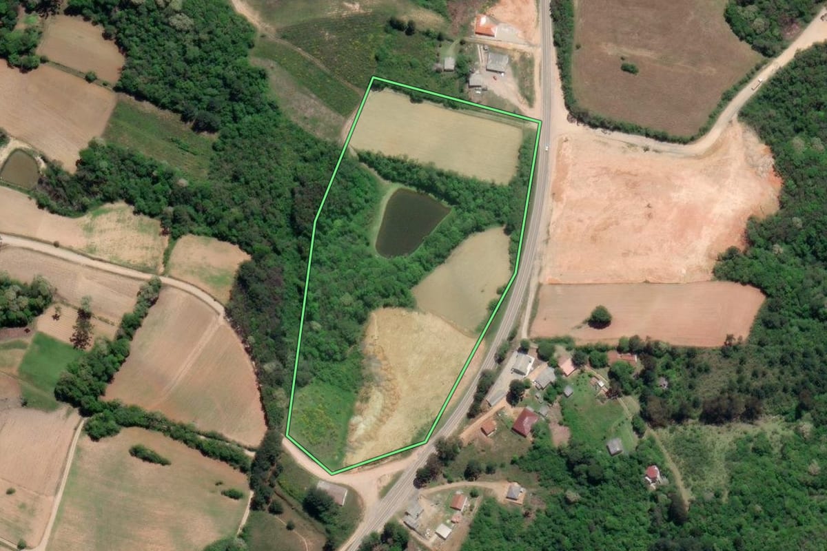 Imagem de satélite do imóvel rural em Mandirituba (PR), com o contorno declarado no CAR desenhado por cima.