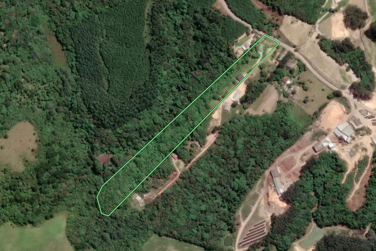Imagem de satélite do imóvel rural em Mandirituba (PR), com o contorno declarado no CAR desenhado por cima.