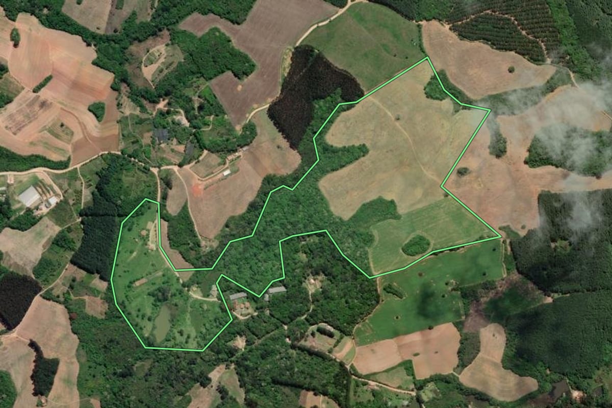 Imagem de satélite do imóvel rural em Mandirituba (PR), com o contorno declarado no CAR desenhado por cima.