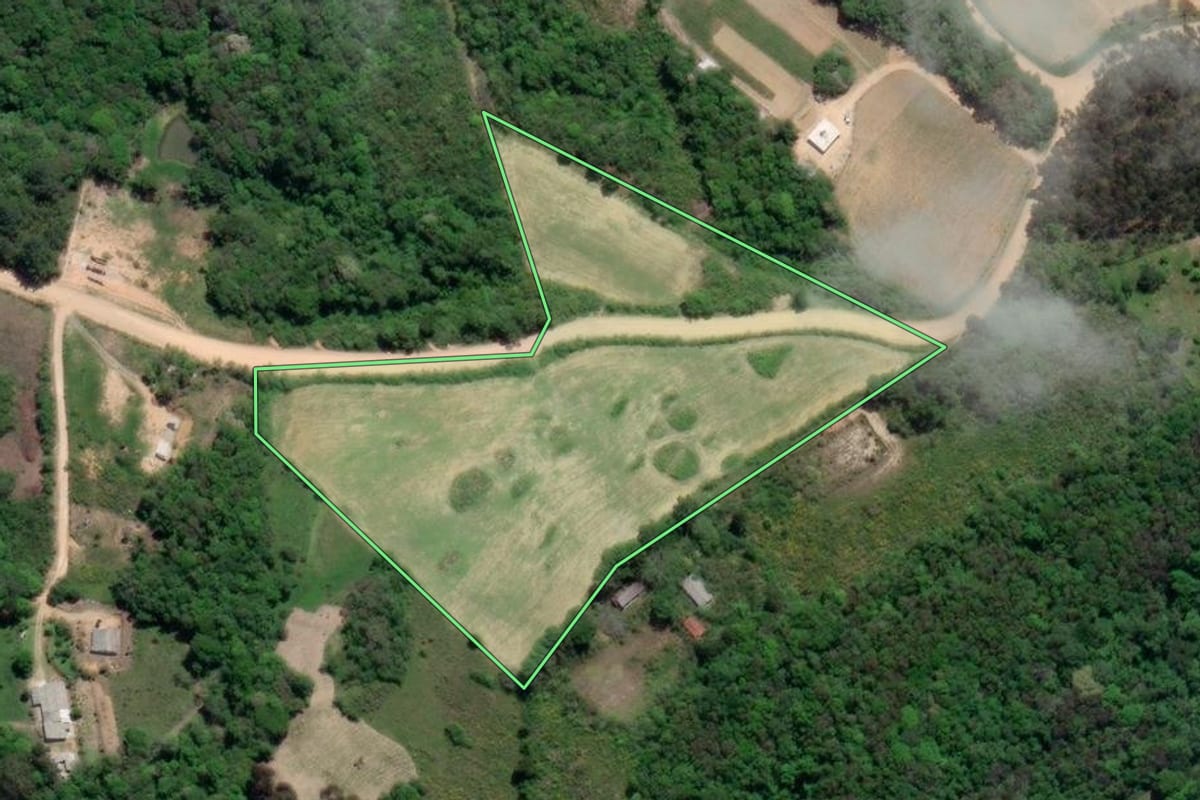 Imagem de satélite do imóvel rural em Mandirituba (PR), com o contorno declarado no CAR desenhado por cima.
