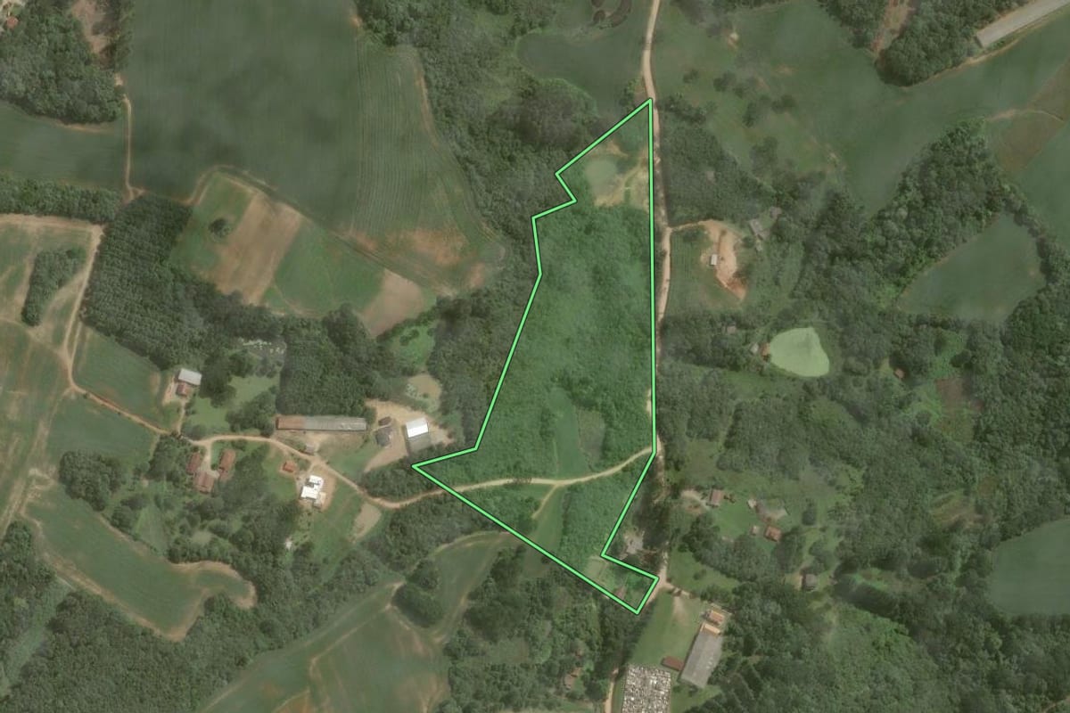 Imagem de satélite do imóvel rural em Mandirituba (PR), com o contorno declarado no CAR desenhado por cima.