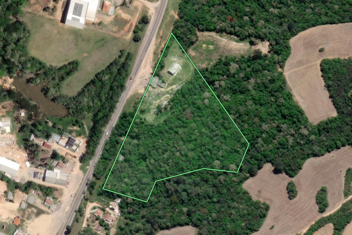 Imagem de satélite do imóvel rural em Mandirituba (PR), com o contorno declarado no CAR desenhado por cima.