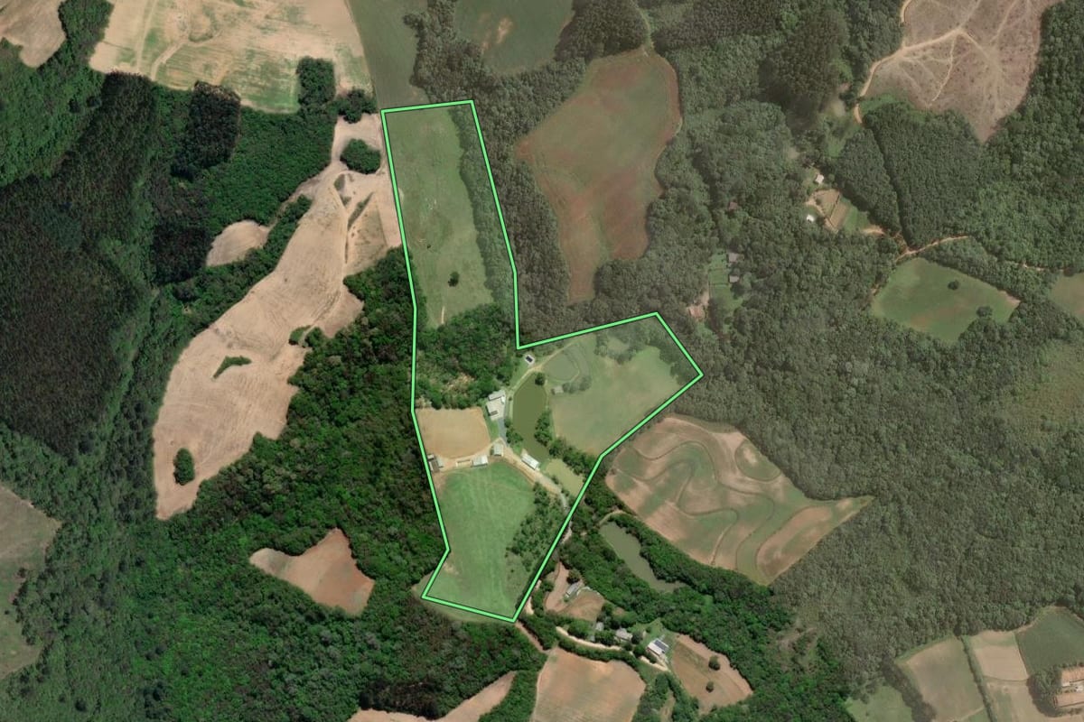 Imagem de satélite do imóvel rural em Mandirituba (PR), com o contorno declarado no CAR desenhado por cima.