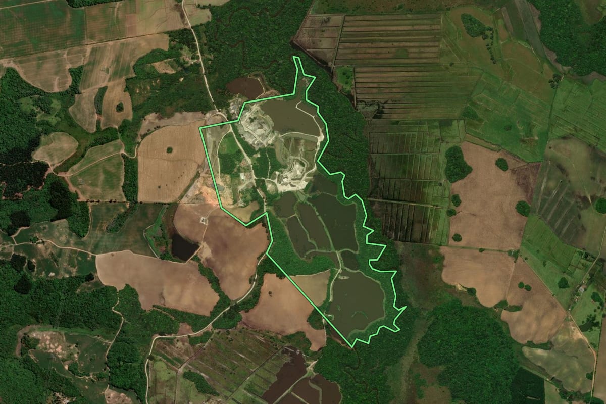 Imagem de satélite do imóvel rural em Mandirituba (PR), com o contorno declarado no CAR desenhado por cima.