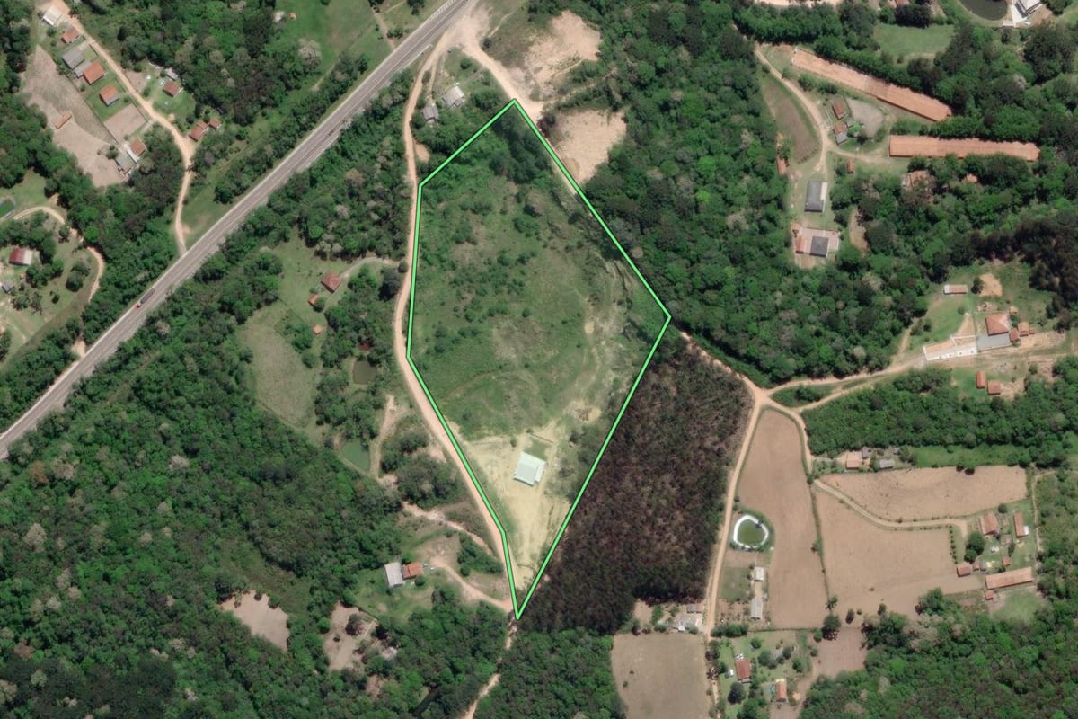 Imagem de satélite do imóvel rural em Mandirituba (PR), com o contorno declarado no CAR desenhado por cima.