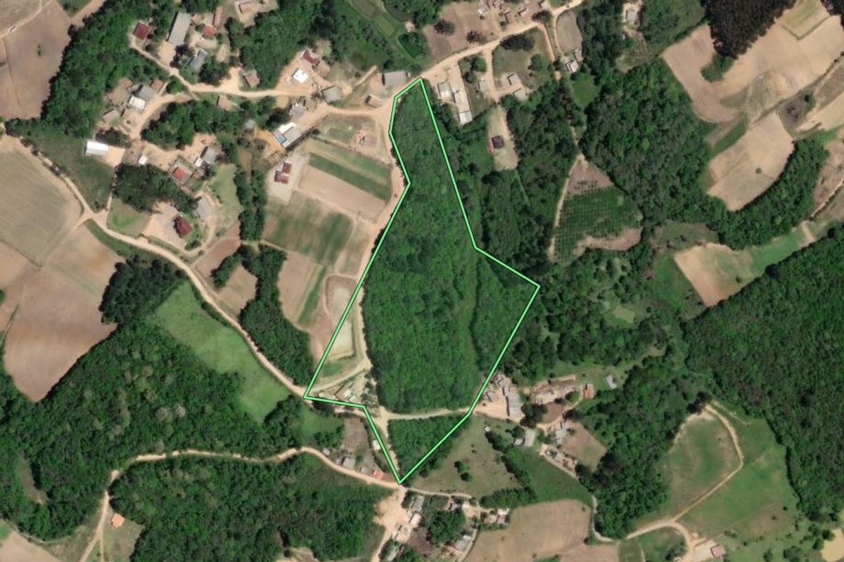 Imagem de satélite do imóvel rural em Mandirituba (PR), com o contorno declarado no CAR desenhado por cima.