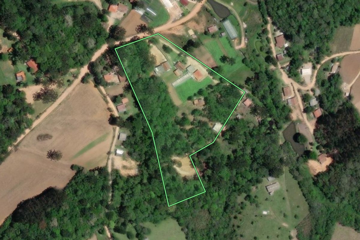 Imagem de satélite do imóvel rural em Mandirituba (PR), com o contorno declarado no CAR desenhado por cima.