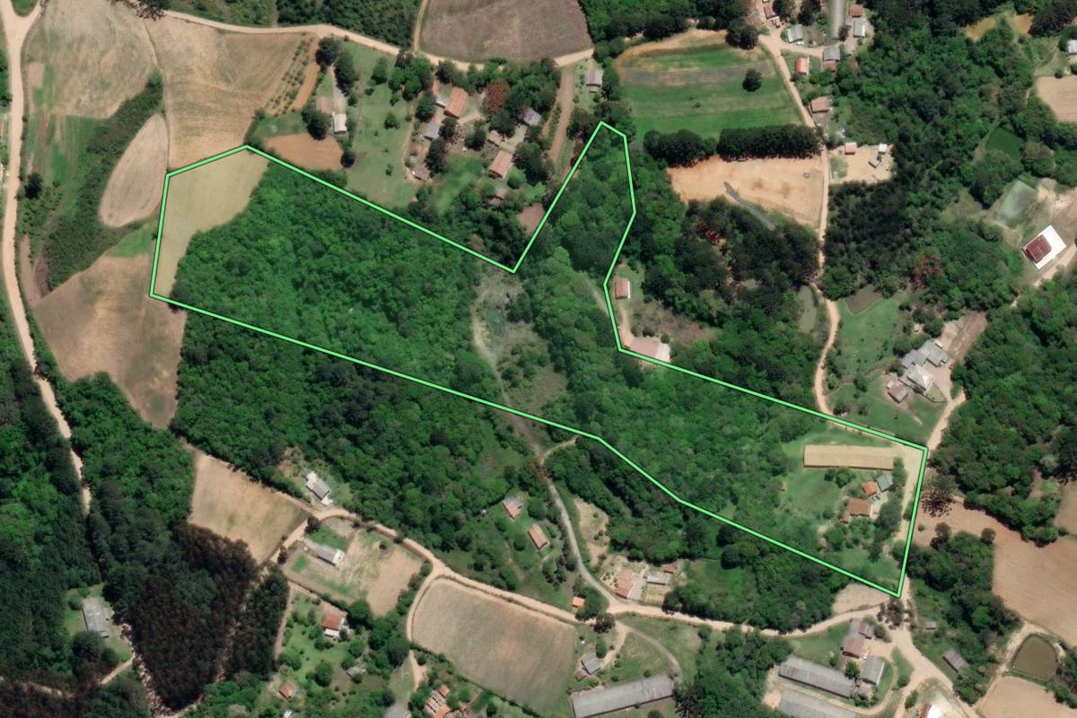 Imagem de satélite do imóvel rural em Mandirituba (PR), com o contorno declarado no CAR desenhado por cima.
