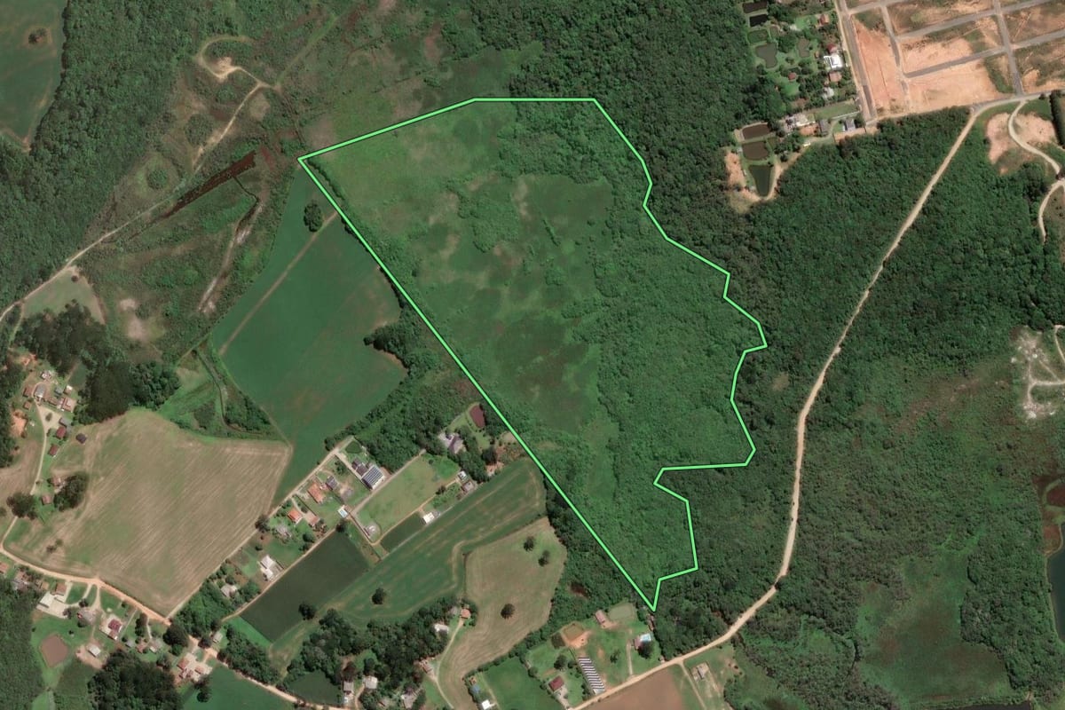 Imagem de satélite do imóvel rural em Mandirituba (PR), com o contorno declarado no CAR desenhado por cima.