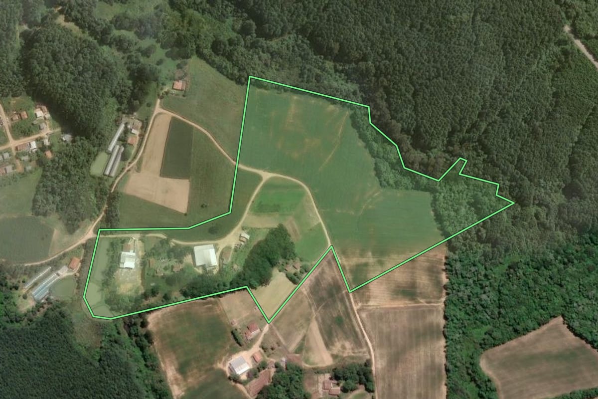 Imagem de satélite do imóvel rural em Mandirituba (PR), com o contorno declarado no CAR desenhado por cima.