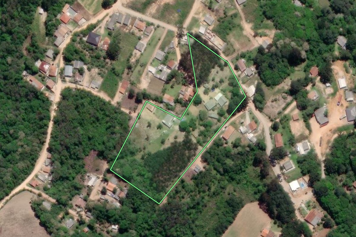 Imagem de satélite do imóvel rural em Mandirituba (PR), com o contorno declarado no CAR desenhado por cima.