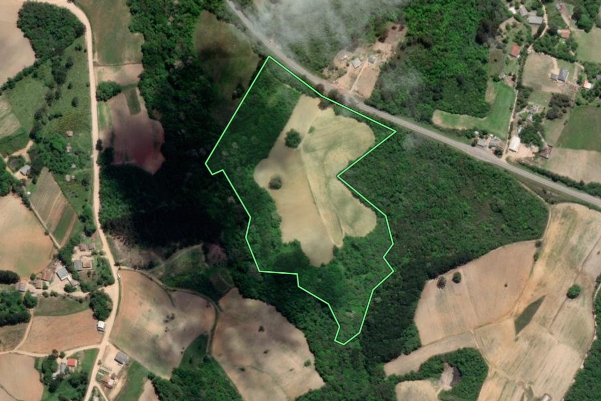 Imagem de satélite do imóvel rural em Mandirituba (PR), com o contorno declarado no CAR desenhado por cima.