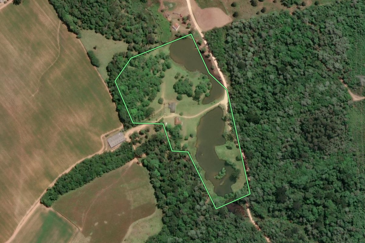 Imagem de satélite do imóvel rural em Mandirituba (PR), com o contorno declarado no CAR desenhado por cima.