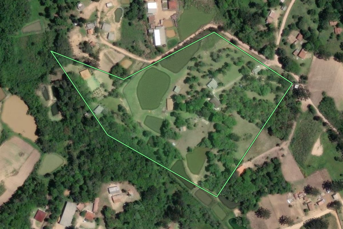 Imagem de satélite do imóvel rural em Mandirituba (PR), com o contorno declarado no CAR desenhado por cima.
