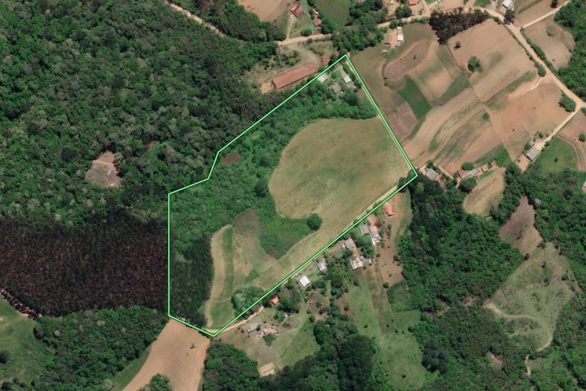 Imagem de satélite do imóvel rural em Mandirituba (PR), com o contorno declarado no CAR desenhado por cima.
