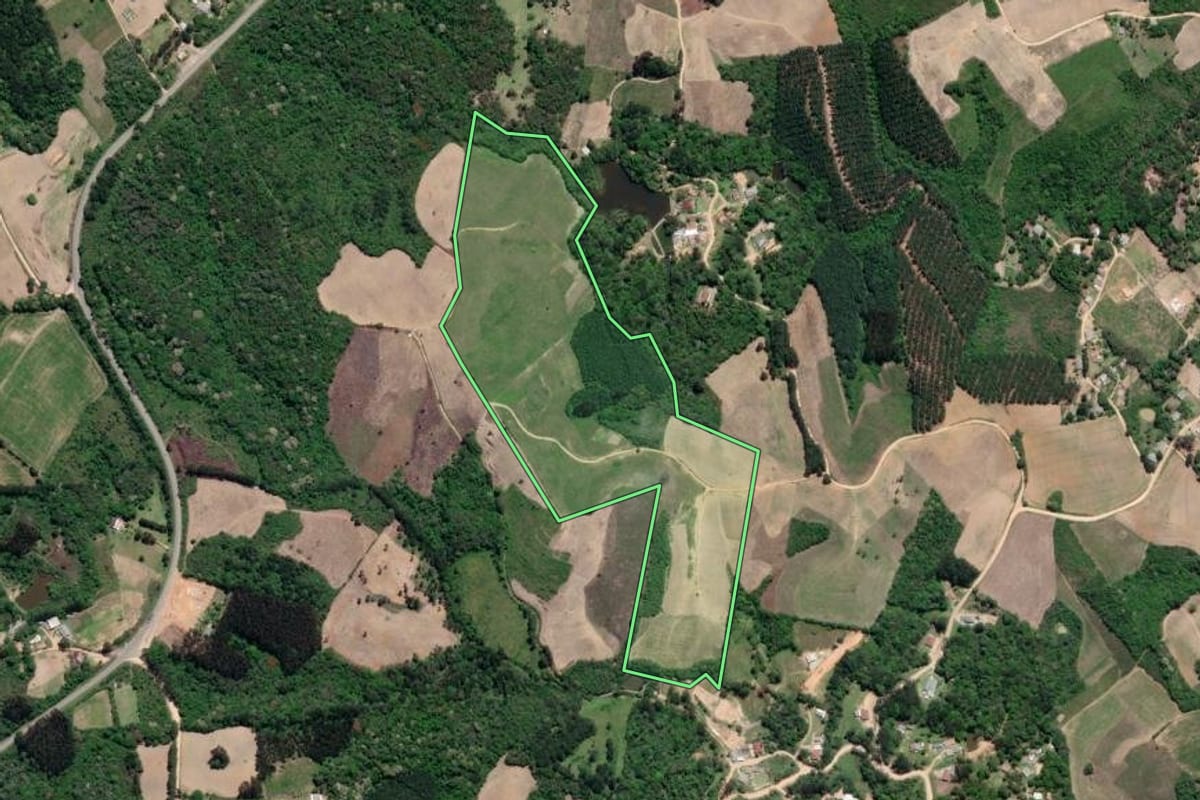 Imagem de satélite do imóvel rural em Mandirituba (PR), com o contorno declarado no CAR desenhado por cima.