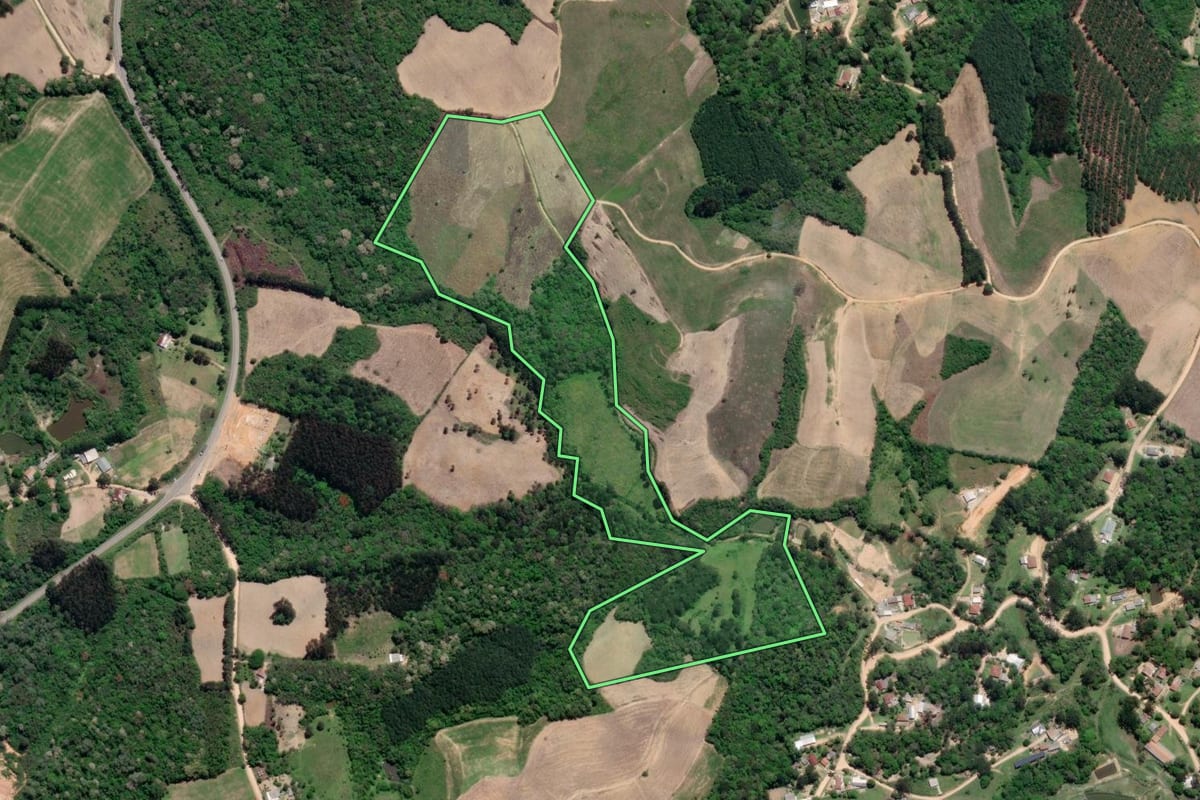 Imagem de satélite do imóvel rural em Mandirituba (PR), com o contorno declarado no CAR desenhado por cima.
