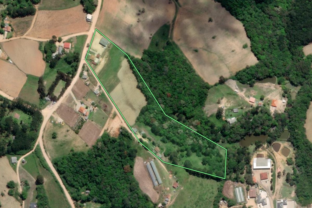 Imagem de satélite do imóvel rural em Mandirituba (PR), com o contorno declarado no CAR desenhado por cima.