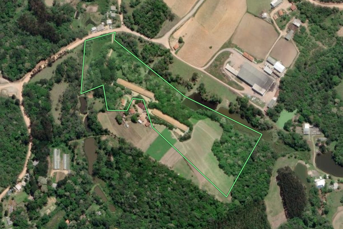 Imagem de satélite do imóvel rural em Mandirituba (PR), com o contorno declarado no CAR desenhado por cima.