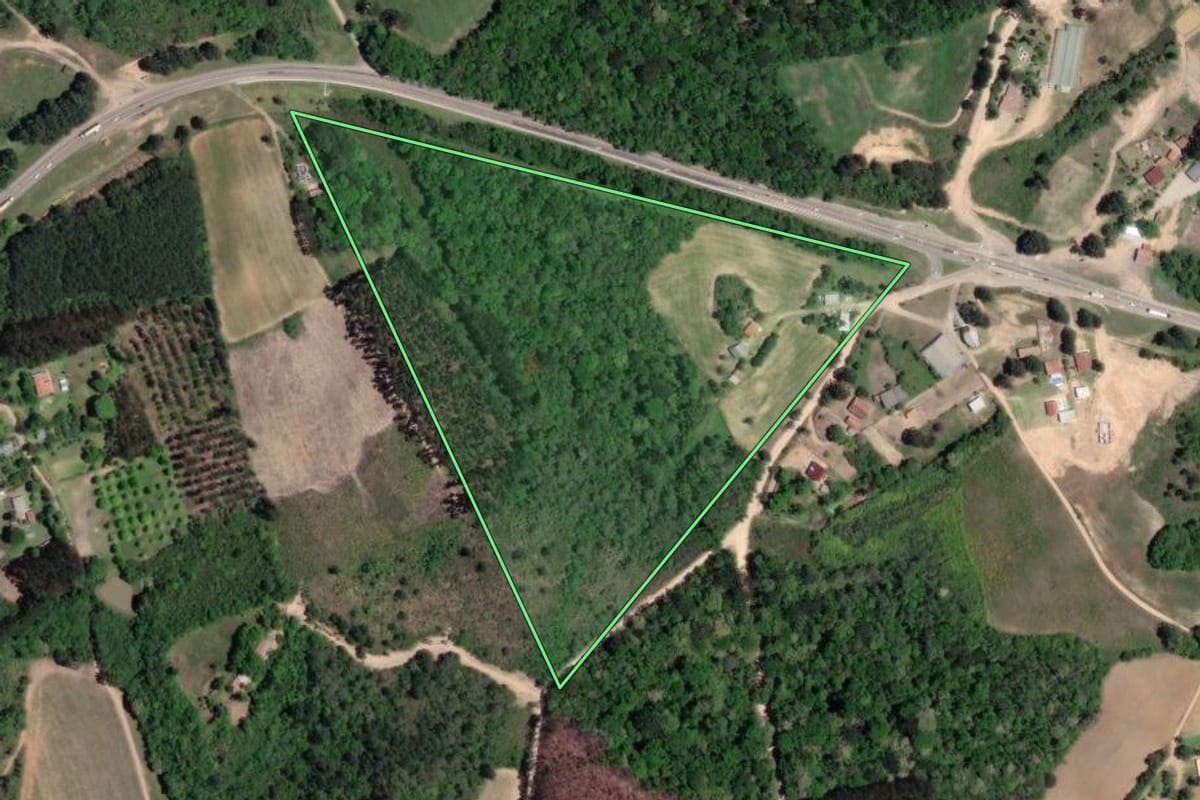 Imagem de satélite do imóvel rural em Mandirituba (PR), com o contorno declarado no CAR desenhado por cima.