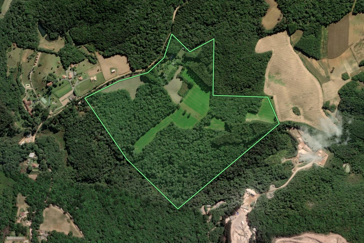 Imagem de satélite do imóvel rural em Mandirituba (PR), com o contorno declarado no CAR desenhado por cima.