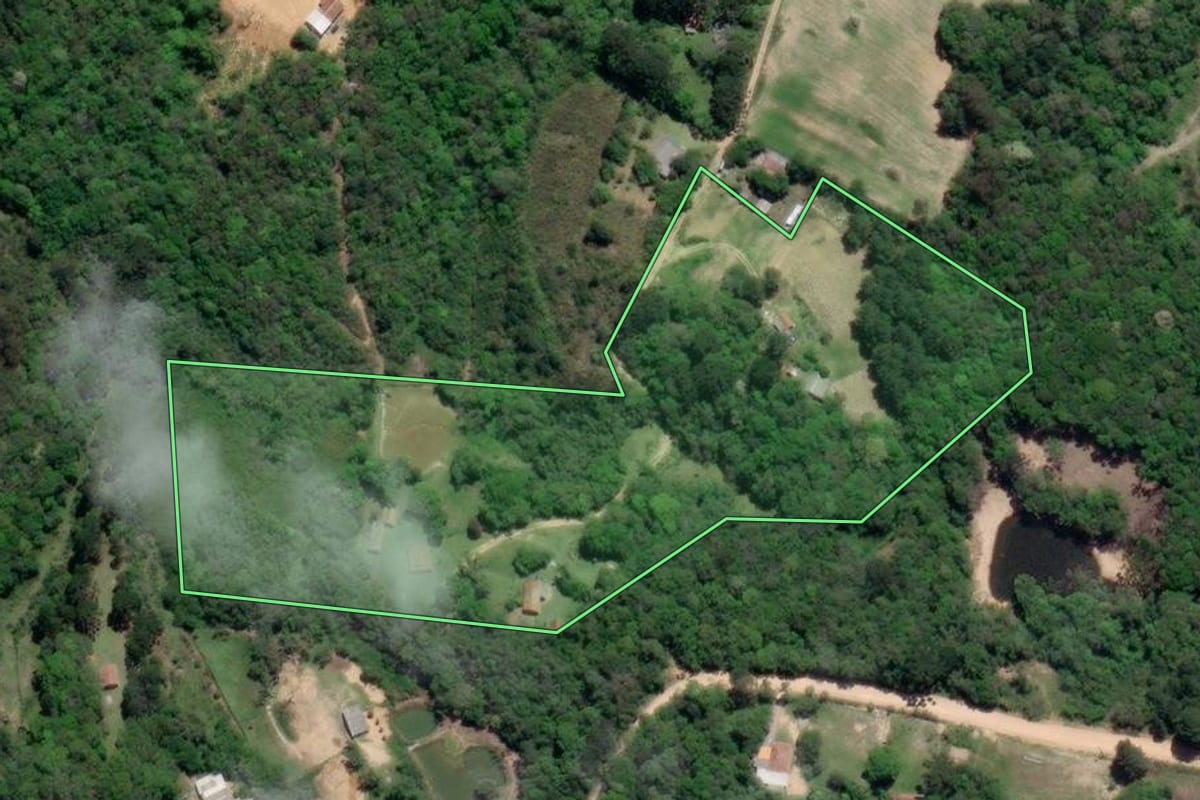 Imagem de satélite do imóvel rural em Mandirituba (PR), com o contorno declarado no CAR desenhado por cima.