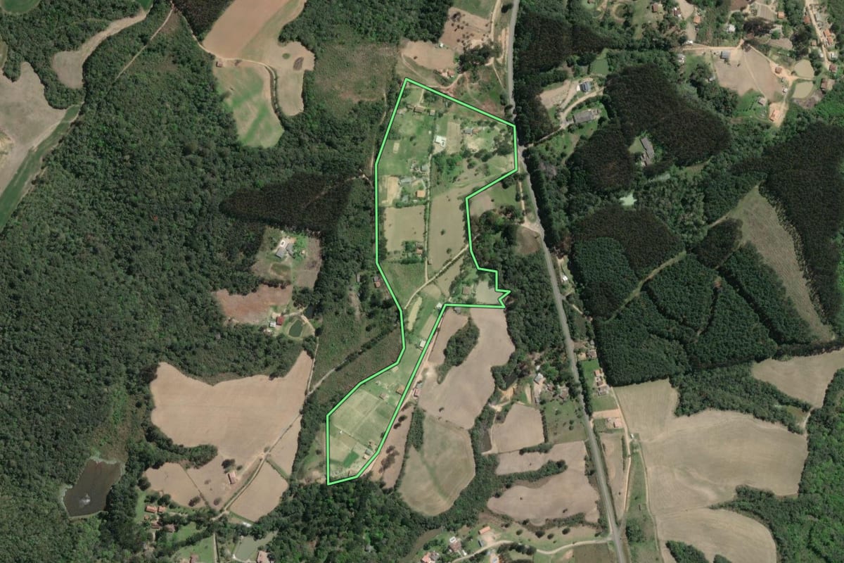 Imagem de satélite do imóvel rural em Mandirituba (PR), com o contorno declarado no CAR desenhado por cima.