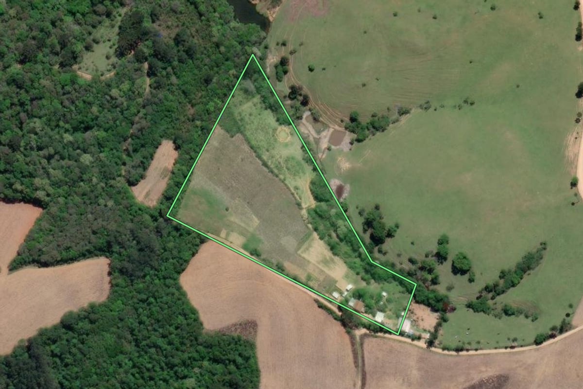 Imagem de satélite do imóvel rural em Mandirituba (PR), com o contorno declarado no CAR desenhado por cima.