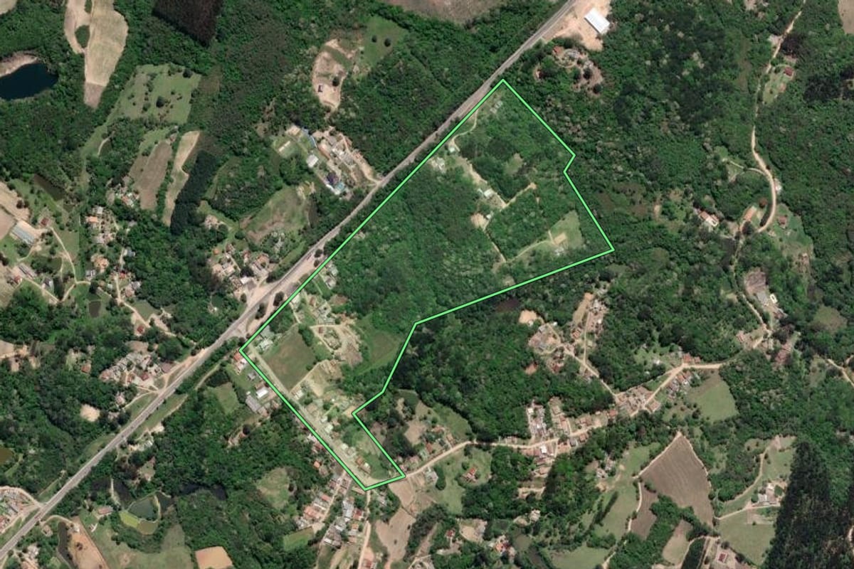 Imagem de satélite do imóvel rural em Mandirituba (PR), com o contorno declarado no CAR desenhado por cima.