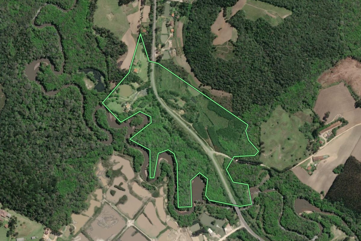 Imagem de satélite do imóvel rural em Mandirituba (PR), com o contorno declarado no CAR desenhado por cima.