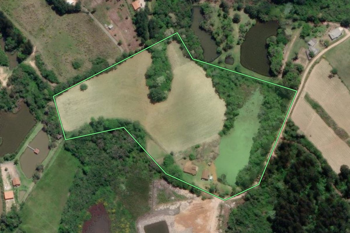 Imagem de satélite do imóvel rural em Mandirituba (PR), com o contorno declarado no CAR desenhado por cima.