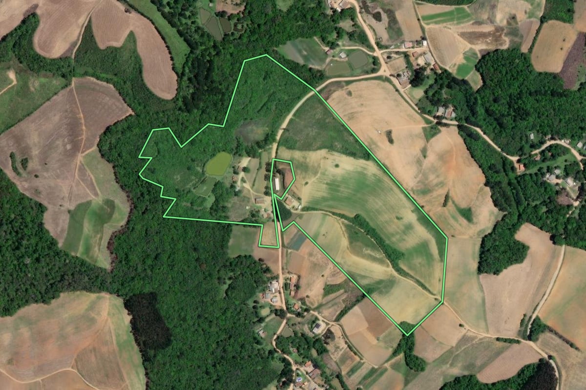 Imagem de satélite do imóvel rural em Mandirituba (PR), com o contorno declarado no CAR desenhado por cima.
